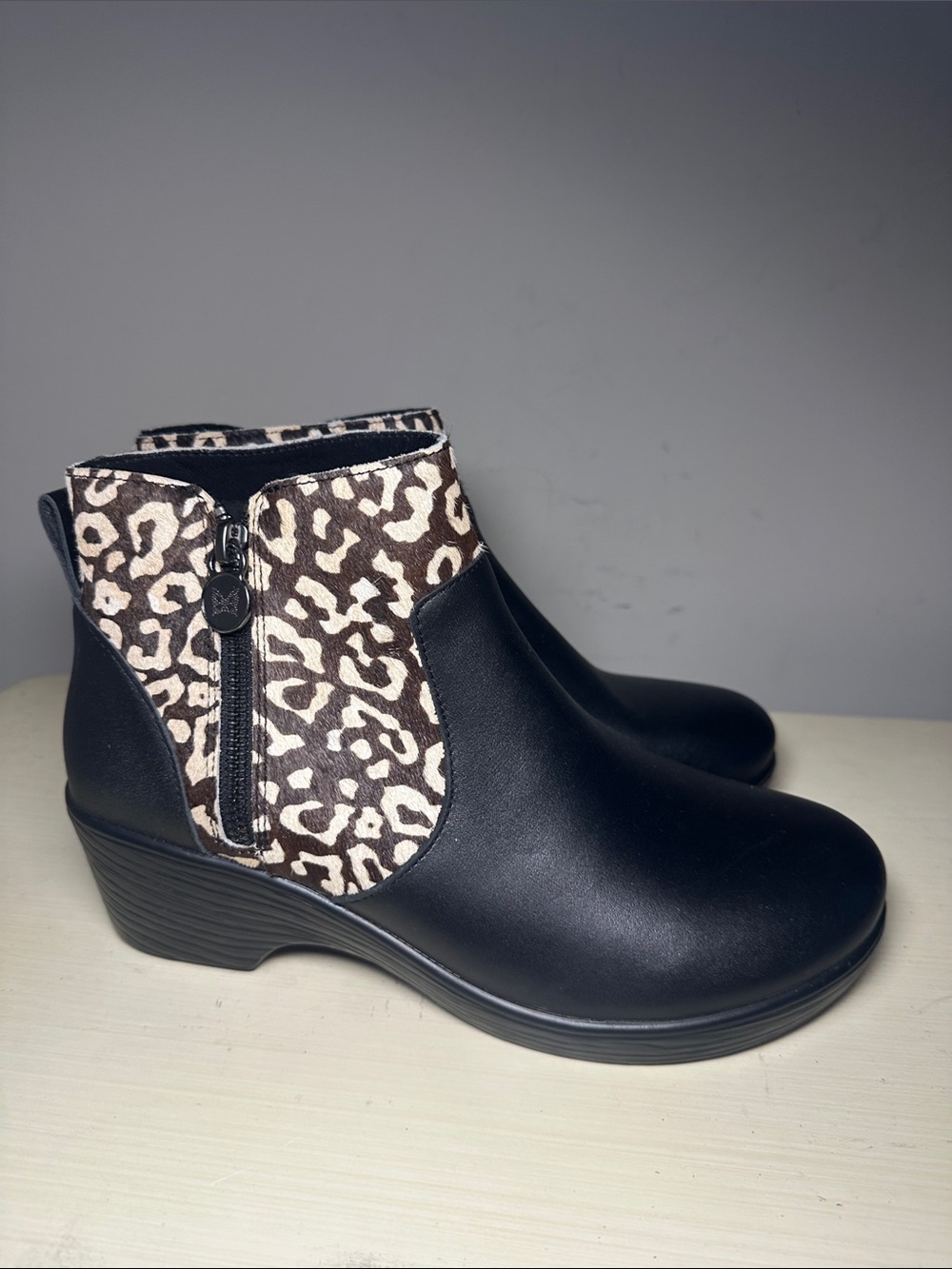 Alegria like new serina tundra black Ankle Bootie with Leopard print fur